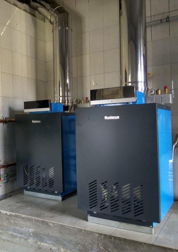 Основное оборудование котельной представлено атмосферными газовыми котлами Buderus Logano G234 WS (RU TOP) суммарной мощностью 110 кВт, погодозависимой автоматикой управления Buderus Logamatic RC310 с модулями MM100, бойлером косвенного нагрева ACV Smart line объемом 240 л., группой безопасности Watts, насосными группами и распределительным модулем немецкого производителя Huch EnTec. Обвязка выполнена медью, также использованы комплектующие и оборудование производителей ведущих европейских производителей Reflex, Grundfos, Tiemme, Calefi