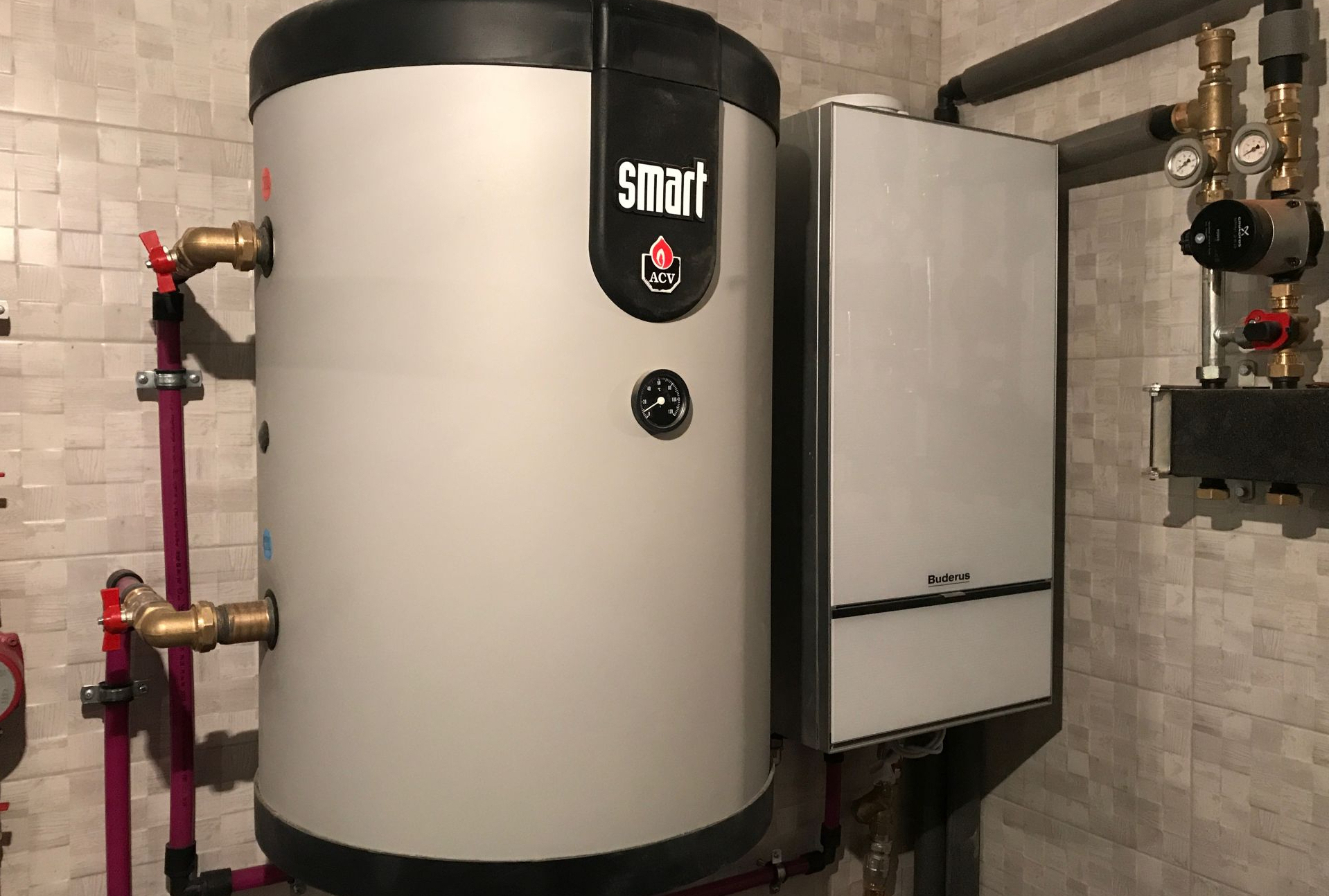 Настенный газовый конденсационный котел Buderus Logamax plus GB172i мощностью 42 квт, бойлер бельгийского производителя ACV серии SmartLine объемом всего 100 л., три насосно-смесительных модуля с насосами Grundfos и коллектор с гидравлическим разделителем Huch EnTec успешно обеспечивают теплом жилые помещения общей площадью 370 м2, а также снабжают горячей водой 3 санузла и прачечную
