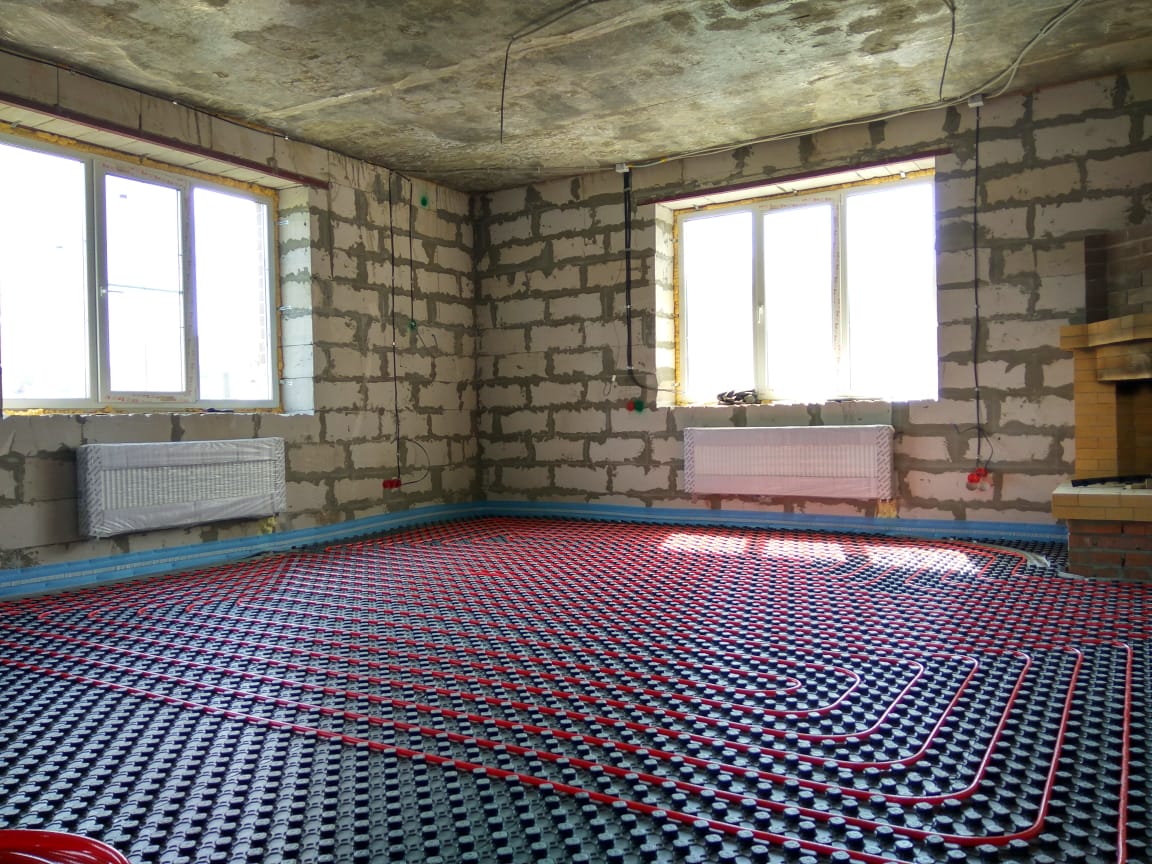 Система разводки по дому выполнена с использованием трубы Rehau Rautitan stabil, на текущий момент являющейся наиболее надежным материалом для прокладки холодного и горячего водоснабжения в частных домах. Установлены радиаторы Kermi с термоголовками Oventrop, в сочетании с погодозависимой автоматикой Buderus Logamatic RC310 они обеспечат комфортную температуру в любое время года